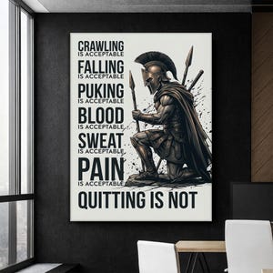 Peut inclure: Une affiche murale rectangulaire repr&eacute;sentant un guerrier &agrave; genoux portant un casque et une armure, tenant une lance. Le texte indique : CRAWLING IS ACCEPTABLE, FALLING IS ACCEPTABLE, PUKING IS ACCEPTABLE, BLOOD IS ACCEPTABLE, SWEAT IS ACCEPTABLE, PAIN IS ACCEPTABLE, QUITTING IS NOT.