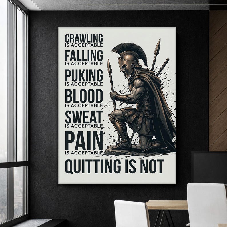 Peut inclure: Une affiche murale rectangulaire repr&eacute;sentant un guerrier &agrave; genoux portant un casque et une armure, tenant une lance. Le texte indique : CRAWLING IS ACCEPTABLE, FALLING IS ACCEPTABLE, PUKING IS ACCEPTABLE, BLOOD IS ACCEPTABLE, SWEAT IS ACCEPTABLE, PAIN IS ACCEPTABLE, QUITTING IS NOT.