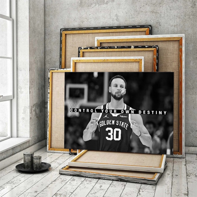 Op de afbeelding: Zwart-witfoto van een basketballer die een Golden State-shirt draagt met nummer 30. De tekst "CONTROL YOUR OWN DESTINY" is op de afbeelding gedrukt.