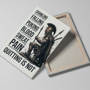 Peut inclure: Une impression sur toile rectangulaire repr&eacute;sentant un guerrier &agrave; genoux portant un casque et une armure, tenant une lance. Le texte indique : CRAWLING IS ACCEPTABLE, FALLING IS ACCEPTABLE, PUKING IS ACCEPTABLE, BLOOD IS ACCEPTABLE, SWEAT IS ACCEPTABLE, PAIN IS ACCEPTABLE, QUITTING IS NOT.