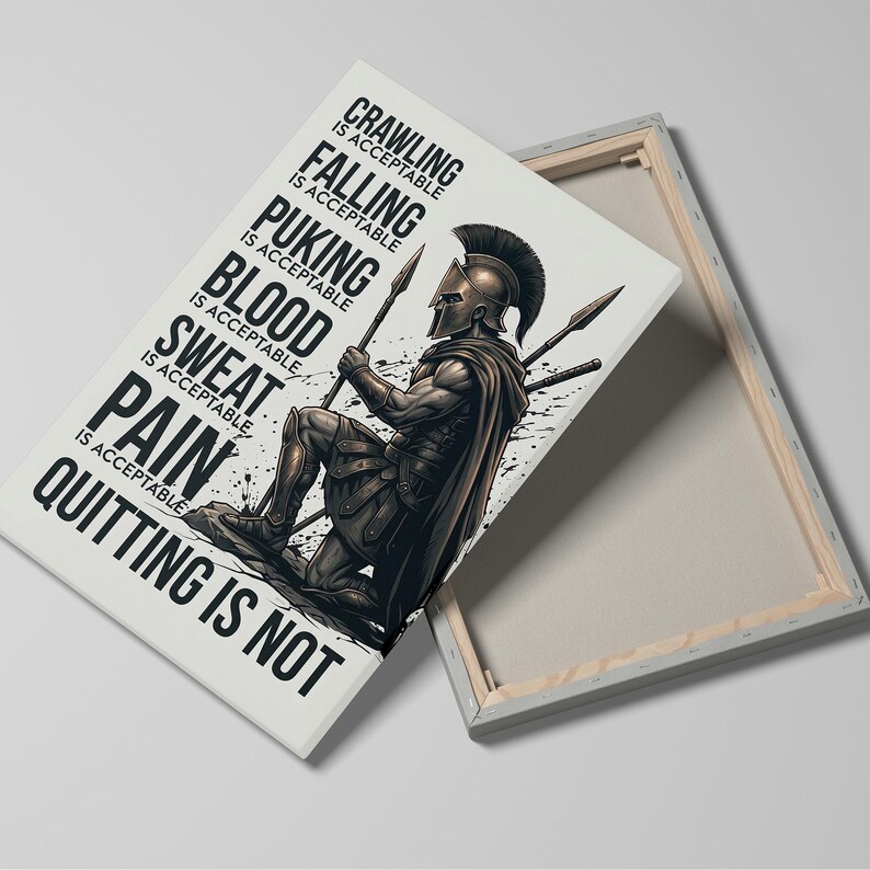 Peut inclure: Une impression sur toile rectangulaire repr&eacute;sentant un guerrier &agrave; genoux portant un casque et une armure, tenant une lance. Le texte indique : CRAWLING IS ACCEPTABLE, FALLING IS ACCEPTABLE, PUKING IS ACCEPTABLE, BLOOD IS ACCEPTABLE, SWEAT IS ACCEPTABLE, PAIN IS ACCEPTABLE, QUITTING IS NOT.