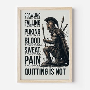 Peut inclure: Une affiche encadr&eacute;e repr&eacute;sentant un guerrier spartiate &agrave; genoux en armure tenant une lance. Le texte indique : CRAWLING IS ACCEPTABLE, FALLING IS ACCEPTABLE, PUKING IS ACCEPTABLE, BLOOD IS ACCEPTABLE, SWEAT IS ACCEPTABLE, PAIN IS ACCEPTABLE, QUITTING IS NOT.