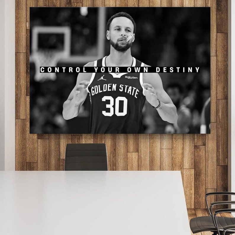 Op de afbeelding: Zwart-witfoto van een basketballer die een Golden State-shirt draagt met nummer 30. De speler kijkt omhoog en heeft zijn handen omhoog. De tekst "CONTROL YOUR OWN DESTINY" staat boven de speler en de tekst "Rakuten" staat op het shirt.