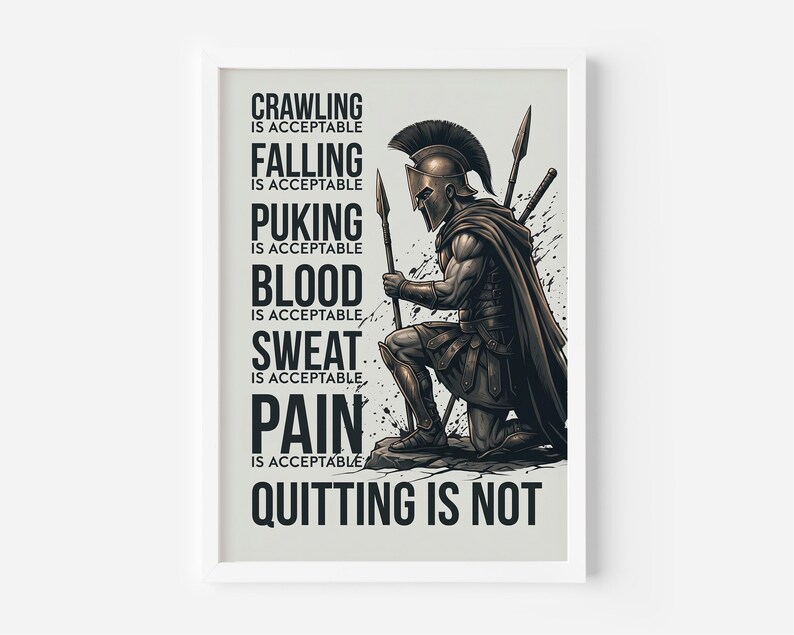 Peut inclure: Une affiche encadr&eacute;e repr&eacute;sentant un guerrier en armure agenouill&eacute; tenant une lance. Le texte indique : CRAWLING IS ACCEPTABLE, FALLING IS ACCEPTABLE, PUKING IS ACCEPTABLE, BLOOD IS ACCEPTABLE, SWEAT IS ACCEPTABLE, PAIN IS ACCEPTABLE, QUITTING IS NOT.