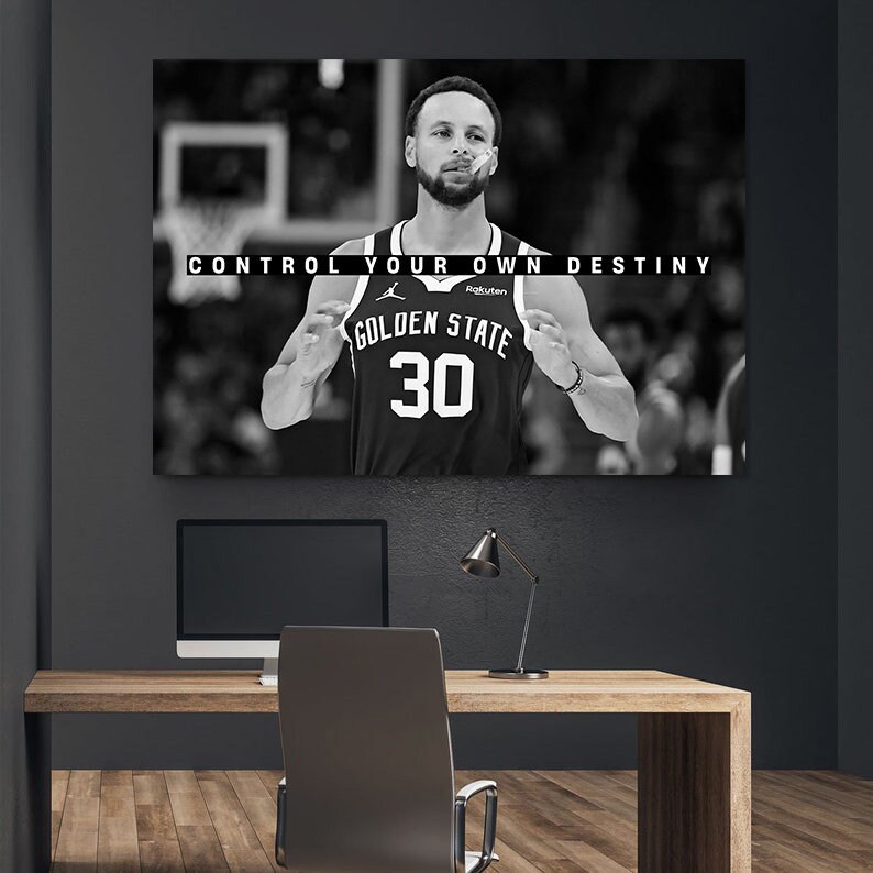 Op de afbeelding: Zwart-witfoto van een basketballer die een zwart shirt draagt met de tekst "Golden State" en het nummer "30" op de voorkant. De speler kijkt met een vastberaden uitdrukking naar de camera. De tekst "Control Your Own Destiny" is boven het hoofd van de speler gedrukt.