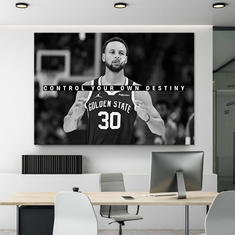 Op de afbeelding: Zwart-witfoto van een basketballer die een shirt draagt met de tekst "Golden State 30" en de woorden "Control Your Own Destiny" erboven.