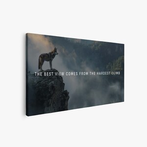 Może przedstawiać: Wilk stoi na skalistej skarpie z widokiem na mglisty las. Pod wilkiem widnieje napis "THE BEST VIEW COMES FROM THE HARDEST CLIMB".