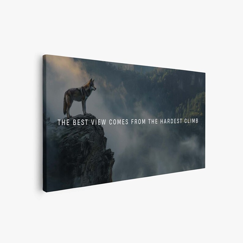 Może przedstawiać: Wilk stoi na skalistej skarpie z widokiem na mglisty las. Pod wilkiem widnieje napis "THE BEST VIEW COMES FROM THE HARDEST CLIMB".