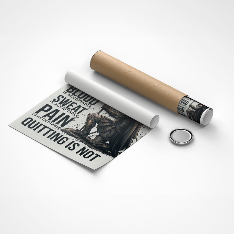 Peut inclure: Une affiche roul&eacute;e dans un tube en carton brun avec un bouchon m&eacute;tallique. L'impression montre une figure en armure agenouill&eacute;e et le texte : BLOOD IS ACCEPTABLE, SWEAT IS ACCEPTABLE, PAIN IS ACCEPTABLE, QUITTING IS NOT. Design noir et blanc.