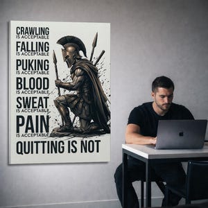 Peut inclure: Une affiche murale rectangulaire repr&eacute;sentant un guerrier spartiate agenouill&eacute; en armure tenant une lance. Le texte indique : CRAWLING IS ACCEPTABLE, FALLING IS ACCEPTABLE, PUKING IS ACCEPTABLE, BLOOD IS ACCEPTABLE, SWEAT IS ACCEPTABLE, PAIN IS ACCEPTABLE, QUITTING IS NOT.