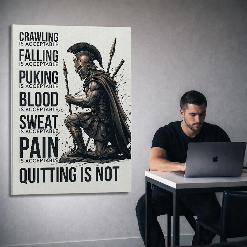 Peut inclure: Une affiche murale rectangulaire repr&eacute;sentant un guerrier spartiate agenouill&eacute; en armure tenant une lance. Le texte indique : CRAWLING IS ACCEPTABLE, FALLING IS ACCEPTABLE, PUKING IS ACCEPTABLE, BLOOD IS ACCEPTABLE, SWEAT IS ACCEPTABLE, PAIN IS ACCEPTABLE, QUITTING IS NOT.