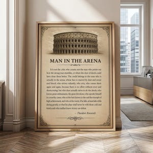 Puede incluir: Un cuadro decorativo con una ilustración en tono sepia del Coliseo romano en la parte superior, seguido del texto MAN IN THE ARENA y el discurso completo de Theodore Roosevelt sobre un fondo de color pergamino.