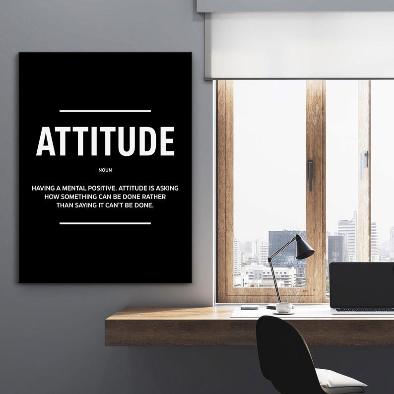 Może przedstawiać: Czarno-biały plakat motywacyjny ze słowem "ATTITUDE" w dużych białych literach. Tekst poniżej definiuje postawę jako "posiadanie pozytywnego nastawienia. Postawa polega na pytaniu, jak coś można zrobić, zamiast m&oacute;wić, że się nie da."