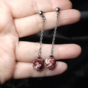 Pendientes de salpicaduras de sangre con arandelas de hematites