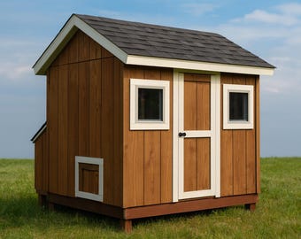 Puede incluir: Un pequeño gallinero de madera con exterior marrón y tejado de tejas gris oscuro. El gallinero tiene una puerta, dos ventanas y una pequeña puerta de acceso. La moldura es blanca y el gallinero se asienta sobre una base marrón, en un campo de hierba.