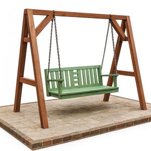 Op de afbeelding: Een houten schommel met een groene zitting en rugleuning, opgehangen aan kettingen van een bruin houten frame. De schommel staat op een stenen terras met bakstenen rand. Het frame is van bruin hout.