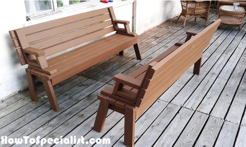 Pu&ograve; includere: Due panche in legno marrone con braccioli sono posizionate su un ponte di legno stagionato. Le panche hanno un design a doghe e sono dipinte di un caldo colore marrone. Le panche sono progettate per l'uso all'aperto.