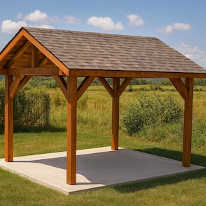 Peut inclure: Un gazebo en bois avec un toit en bardeaux marron et une base en béton. Le gazebo a une conception ouverte avec quatre poteaux de support, situé dans une zone herbeuse avec des arbres et un ciel bleu.