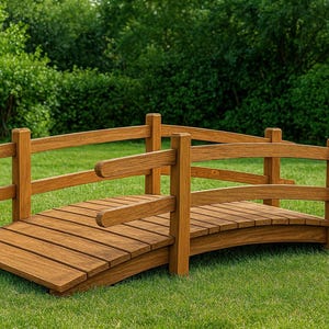 Può includere: Un piccolo ponte da giardino in legno con piano curvo e ringhiere laterali. Il ponte è in legno marrone chiaro ed è posto su un prato verde. Progettato per uso esterno.