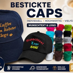 Könnte beinhalten: Eine marineblaue Baseballkappe mit goldener Stickerei Kaffee ist mein liebster Kollege und eine schwarze Kappe mit rotem, blauem und gelbem Text Wunschtext Logo NAME, umgeben von einer Auswahl von über 25 verschiedenfarbigen Kappen.