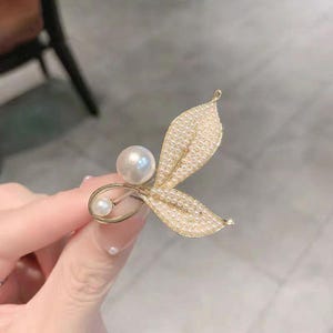 Pearl leaf brooch leaf simple brooch suit pin creative niche coat pin autumn and winter accessories for women