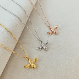 Clearance Sale｜Honeybee and Honeycomb Necklace｜Bee-themed Necklaces｜Gold Nature-inspired Charms Necklace｜Unique Gift Ideas for Natural Lover