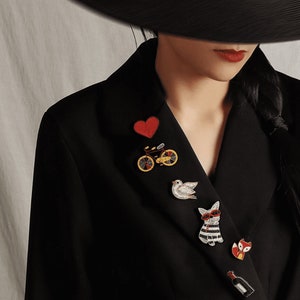 Handmade Brooch｜Hand-embroidered Brooch｜Handcrafted Artisan Pins｜Designer Pin Badges｜Floral Animal Brooch｜Unique Pin Brooches