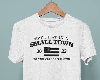 Prueba eso en una ciudad pequeña / Cuidamos de los nuestros / Camisa de la canción de Jason Aldean