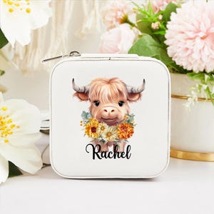 Joyero de cuero portátil con diseño de vaca de las tierras altas y flor de nacimiento personalizada, regalo de cumpleaños con nombre para mujeres amantes de las vacas de las tierras altas