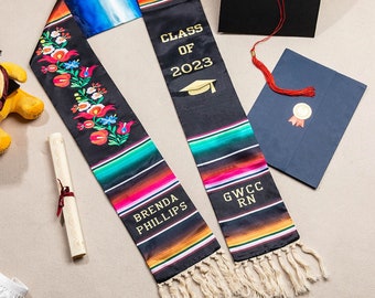 Benutzerdefinierte mexikanische Graduierung Stola Schärpe Klasse von 2024 High School College Universität Geschenk Floral gestickte mexikanische Stola / BEGRENZTE MENGE