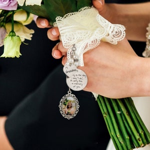 Charme de photo personnalisé pour le pendentif de charme de bouquet commémoratif de mariée avec n'importe quelle photo. Souvenir de forme ovale avec ruban. Idées de mariée de fleurs de mariage