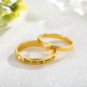 Conjunto de 2 anéis de casamento com letras personalizadas, anéis de casal dele e dela, conjunto de aliança de noivado e casamento gravado, anel de promessa
