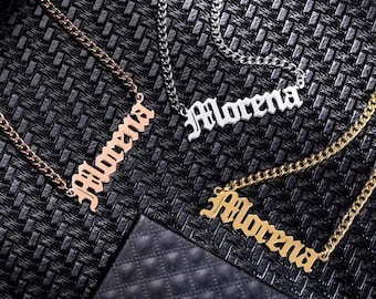Puede incluir: Tres collares de oro, plata y oro rosa con el nombre "Morena" en fuente gótica.