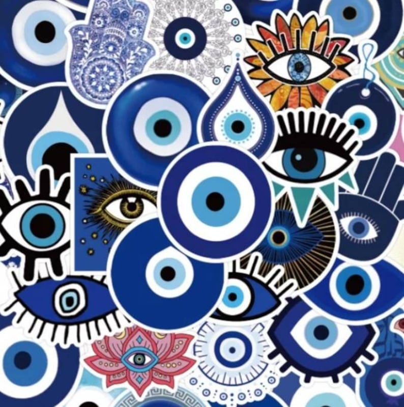 K&ouml;nnte beinhalten: Eine Sammlung bunter b&ouml;ser Augen-Aufkleber mit verschiedenen Designs, darunter eine Hand, eine Tr&auml;ne und eine Blume. Die Aufkleber sind alle blau und wei&szlig; mit schwarzen Umrissen.