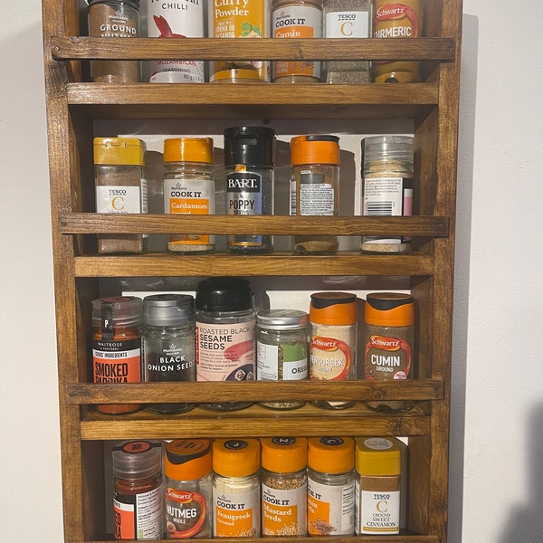 Support à épices en bois rustique fait main à partir de bois récupéré. Étagère rustique, rangement de cuisine, pots d'herbes aromatiques, organiseur en chêne foncé. 52 x 34 x 7 cm