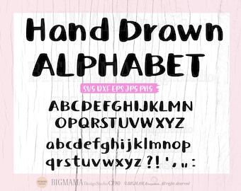 Op de afbeelding: Handgetekend alfabet in zwart op een witte houtnerf achtergrond. Het alfabet bevat hoofdletters en kleine letters, cijfers en leestekens. De tekst "Hand Drawn Alphabet" staat bovenaan de afbeelding. De tekst "SUS DXF EPS JPG PNG" staat onder het alfabet. De tekst "BIGMAMA Design Studio CF80 BIGMAMA All rights deserved" staat onderaan de afbeelding.