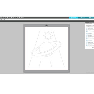 Op de afbeelding: Een witte omtrek van de letter A met een planeet en een ster erin. De planeet heeft een ring eromheen. Het ontwerp bevindt zich in een Silhouette Studio ontwerpvenster.