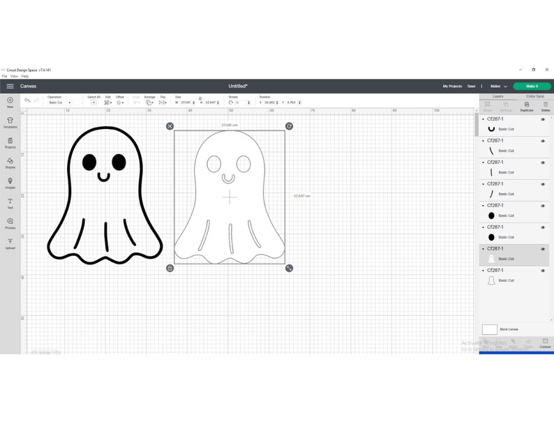 Op de afbeelding: Een zwart-wit ontwerp van een geest met een glimlachend gezicht en grote ogen. Het ontwerp wordt weergegeven op een computerscherm met een rasterachtergrond. Het ontwerp is klaar om te worden uitgesneden met een Cricut-machine.