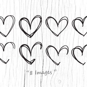 Puede incluir: Ocho corazones dibujados a mano con tinta negra sobre un fondo de madera blanca.