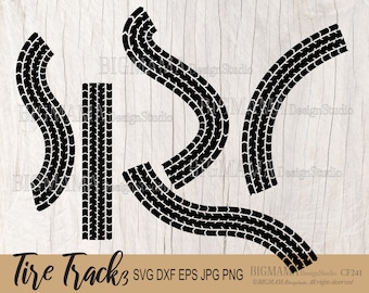 Puede incluir: Gráficos de huellas de neumáticos negros en varias formas curvas y rectas. La imagen incluye el texto "Tire Tracks" e información del tipo de archivo: SVG, DXF, EPS, JPG y PNG. El diseño está sobre un fondo de vetas de madera clara.