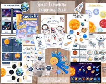 Può includere: Un pacchetto di risorse educative a tema spaziale per bambini, scaricabile digitalmente. Il pacchetto include illustrazioni colorate di pianeti, astronauti e comete. Il testo "Space Explorers Learning Pack" è presente nel titolo. Il pacchetto include un poster del sistema solare, carte dell'alfabeto e altre attività.