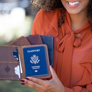 Funda de pasaporte personalizada, funda de cuero para pasaporte, billetera hecha a mano, funda de cuero para pasaporte, regalo para viajeros apasionados