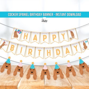 Puede incluir: Un banner de cumpleaños imprimible con un perro Cocker Spaniel que lleva un gorro de fiesta. El banner dice "Feliz cumpleaños" en letras doradas sobre un fondo blanco con lunares rosas y blancos. El banner está encordado con una cuerda blanca e incluye ocho imágenes adicionales de perros Cocker Spaniel con gorros de fiesta.