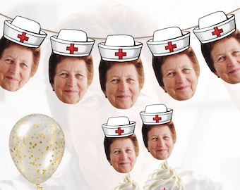 Puede incluir: Una pancarta de fiesta con temática de enfermera con una cruz roja y un sombrero blanco. La pancarta tiene seis caras de una mujer con un sombrero de enfermera. También hay dos cupcakes con glaseado rojo y un diseño de edificio de hospital blanco. Un cupcake tiene una cruz roja en la parte superior. Hay un globo blanco con confeti dorado.