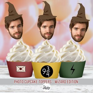 Peut inclure: Trois décorations de cupcakes avec un chapeau de sorcier, un découpage de visage et un emballage de cupcake avec un motif. Les emballages présentent une enveloppe rouge, un cercle jaune avec le nombre 9 3/4 et un éclair vert.