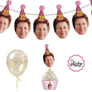 Puede incluir: Una pancarta de cumpleaños rosa y dorada con el número 78 en cada bandera. La pancarta está decorada con purpurina rosa y dorada. Hay un cupcake con un gorro rosa y dorado con el número 78 en él. El cupcake está cubierto con glaseado blanco y un gorro rosa y dorado con el número 78 en él. Hay un globo con confeti dorado en él. La imagen también incluye una pegatina con el texto "Sticky Mom".