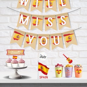 Puede incluir: Un conjunto de decoración para fiestas de temática española con una pancarta que dice "Will Miss You", cupcakes con banderas españolas y vasos con corazones españoles. El conjunto también incluye una bandera española, una guitarra y un cartel que dice "So much fun".