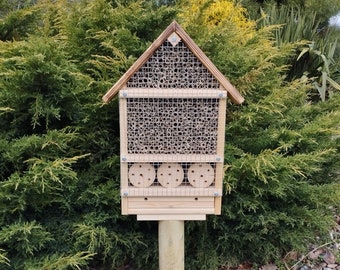 Hölzernes Insektenhotel und Bienenhaus - Holzkäfer Unterschlupf & Wildtierlebensraum - Hausförmiges gruseliges Krabbelhotel - Gartendekoration