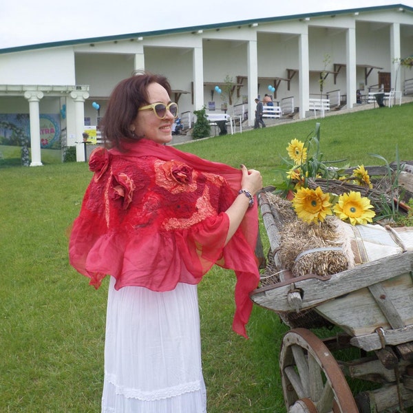 Frau Geschenk, Nuno Filz Roter Schal mit Seidenblumen und Rüschen, Gefilzte Rüschenstola, Bohostyle Art, Eco-fashion