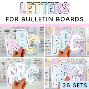 Op de afbeelding: Een collectie van 26 sets decoratieve letters voor prikborden, met diverse pastelpatronen waaronder rasters, bloemen en abstracte vormen. De letters worden getoond in groepen van drie, waarbij verschillende ontwerpen en kleuren zichtbaar zijn.